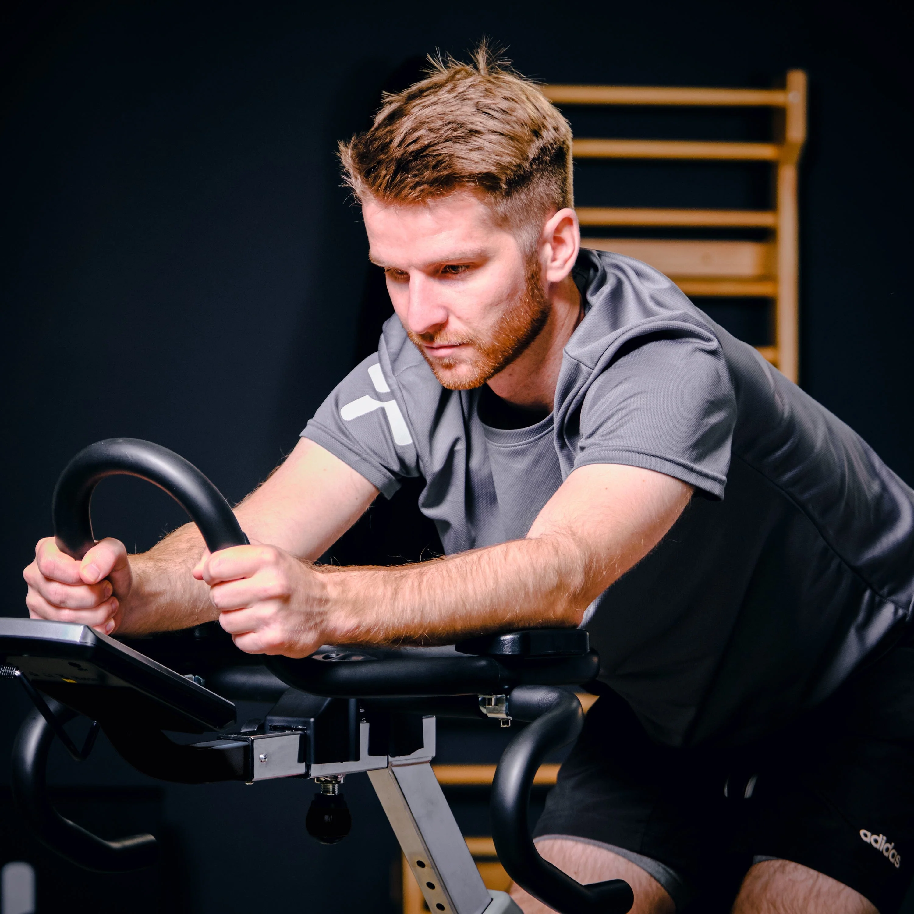 Indoor Cycle Speedbike | Elektromagnetische Wirbelstrombremse | 50 Widerstandsstufen bis 500W | Pedal mit Korb & SPD-Klicksystem | Triathlon-Lenker | Moderner Display | App-kompatibel - Image 12