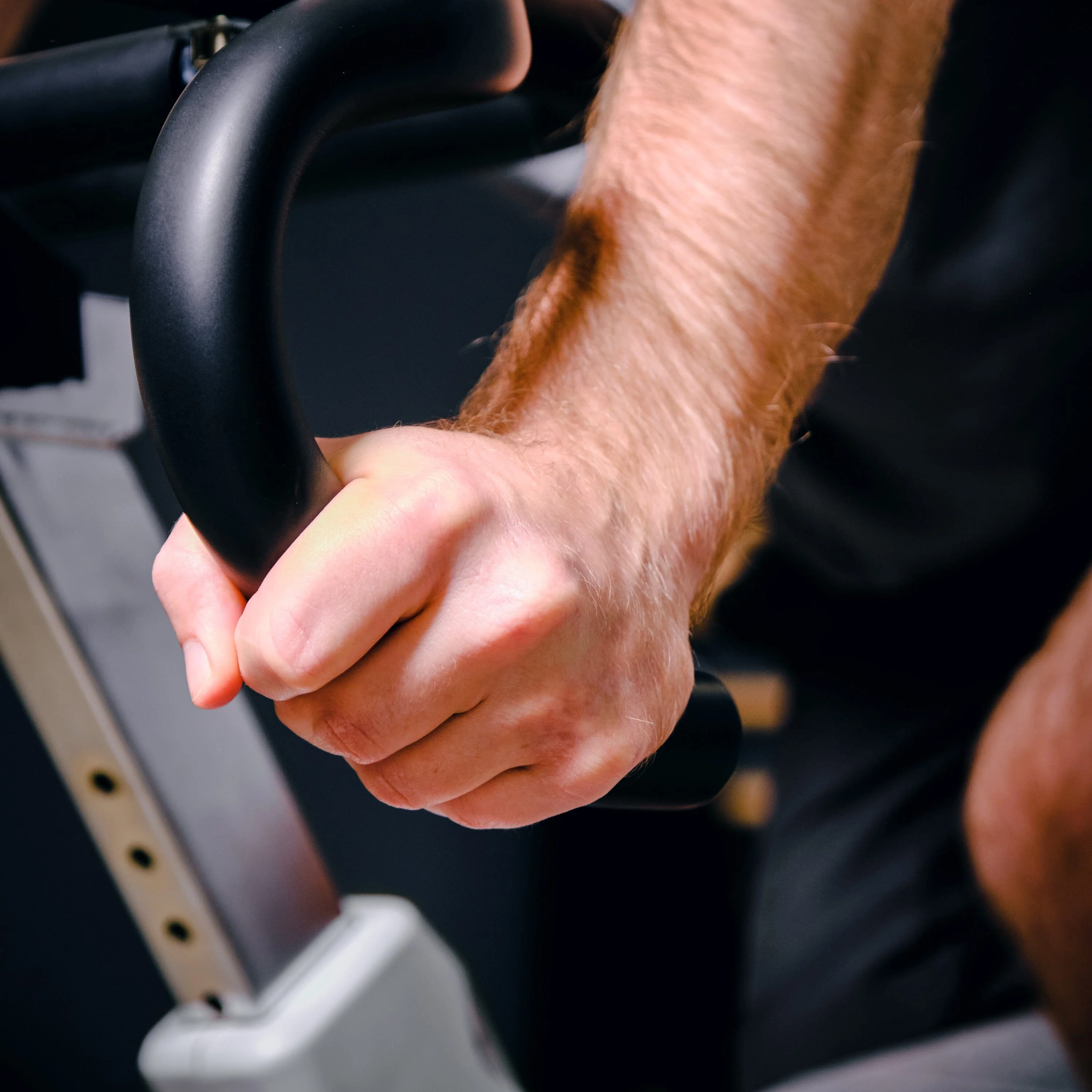 Indoor Cycle Speedbike | Elektromagnetische Wirbelstrombremse | 50 Widerstandsstufen bis 500W | Pedal mit Korb & SPD-Klicksystem | Triathlon-Lenker | Moderner Display | App-kompatibel - Image 14