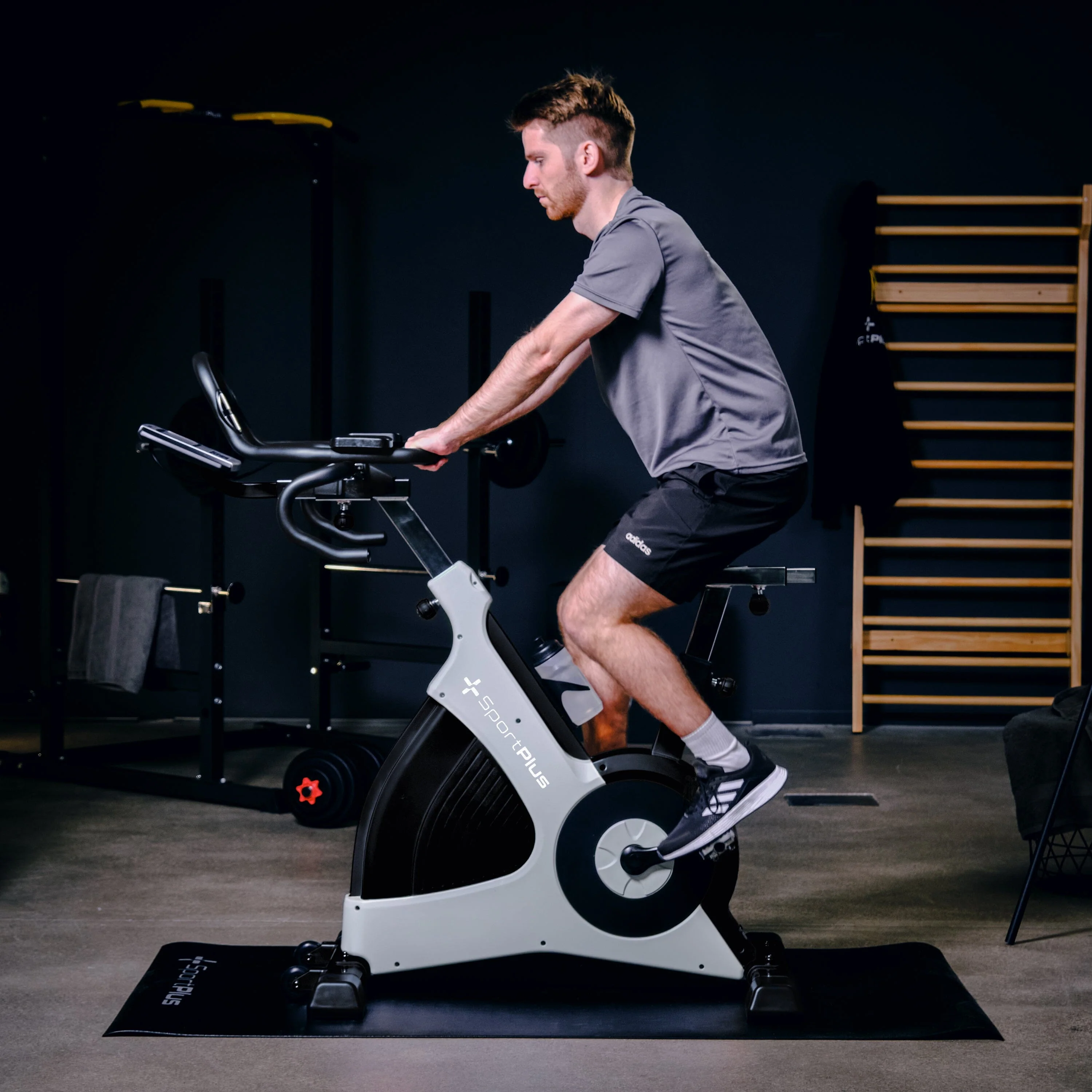 Indoor Cycle Speedbike | Elektromagnetische Wirbelstrombremse | 50 Widerstandsstufen bis 500W | Pedal mit Korb & SPD-Klicksystem | Triathlon-Lenker | Moderner Display | App-kompatibel - Image 3