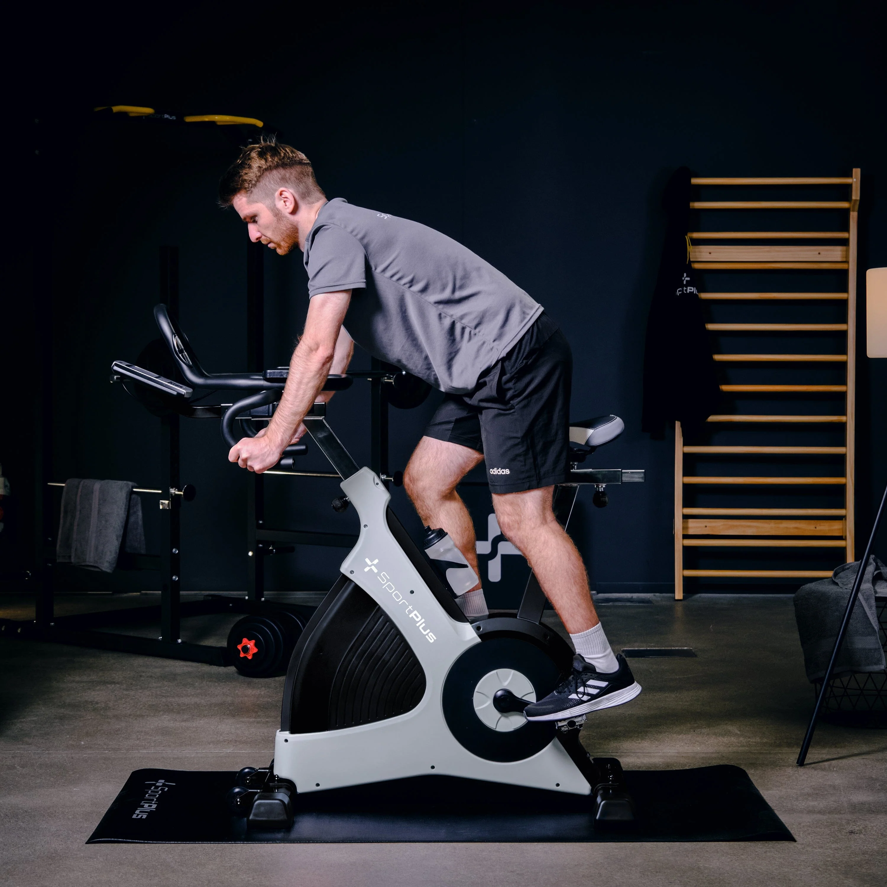 Indoor Cycle Speedbike | Elektromagnetische Wirbelstrombremse | 50 Widerstandsstufen bis 500W | Pedal mit Korb & SPD-Klicksystem | Triathlon-Lenker | Moderner Display | App-kompatibel - Image 4