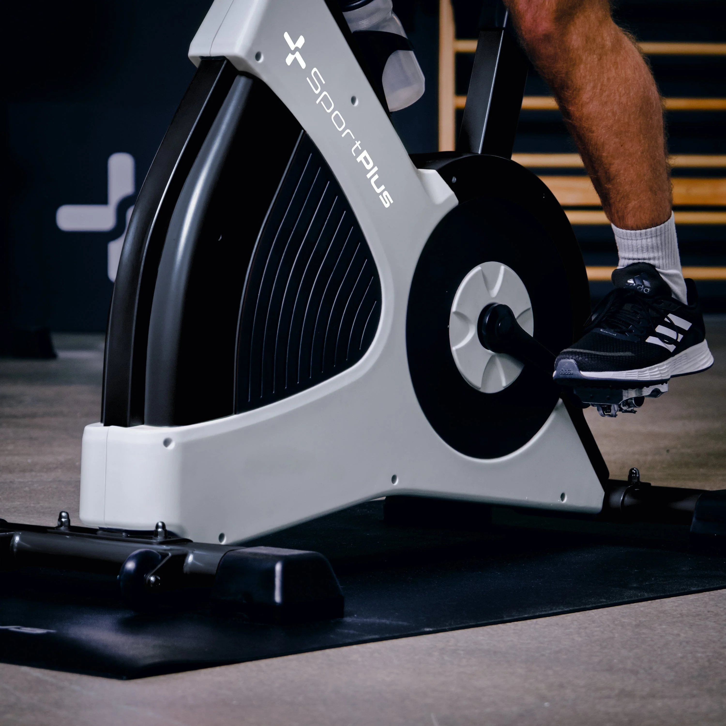 Indoor Cycle Speedbike | Elektromagnetische Wirbelstrombremse | 50 Widerstandsstufen bis 500W | Pedal mit Korb & SPD-Klicksystem | Triathlon-Lenker | Moderner Display | App-kompatibel - Image 5