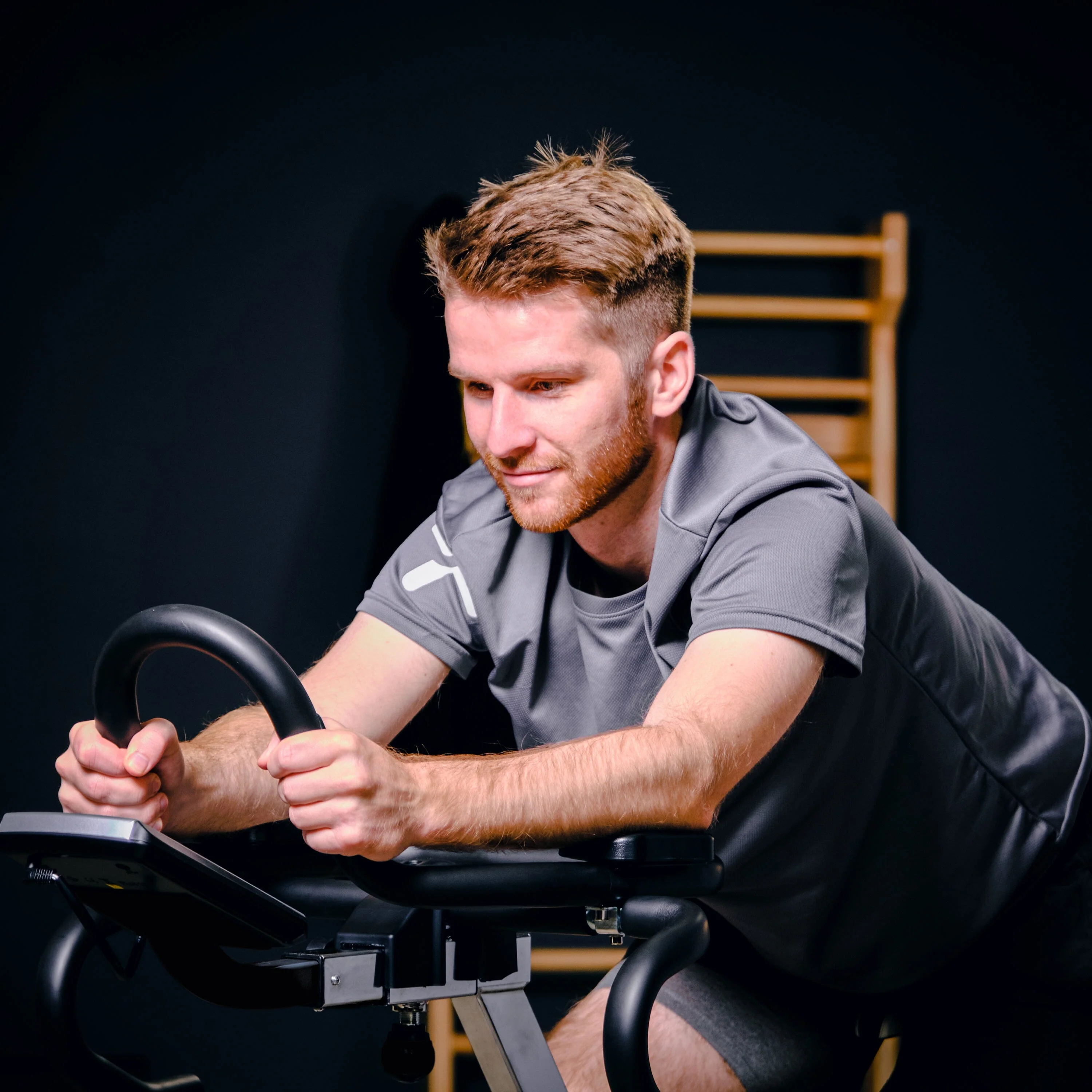 Indoor Cycle Speedbike | Elektromagnetische Wirbelstrombremse | 50 Widerstandsstufen bis 500W | Pedal mit Korb & SPD-Klicksystem | Triathlon-Lenker | Moderner Display | App-kompatibel - Image 6