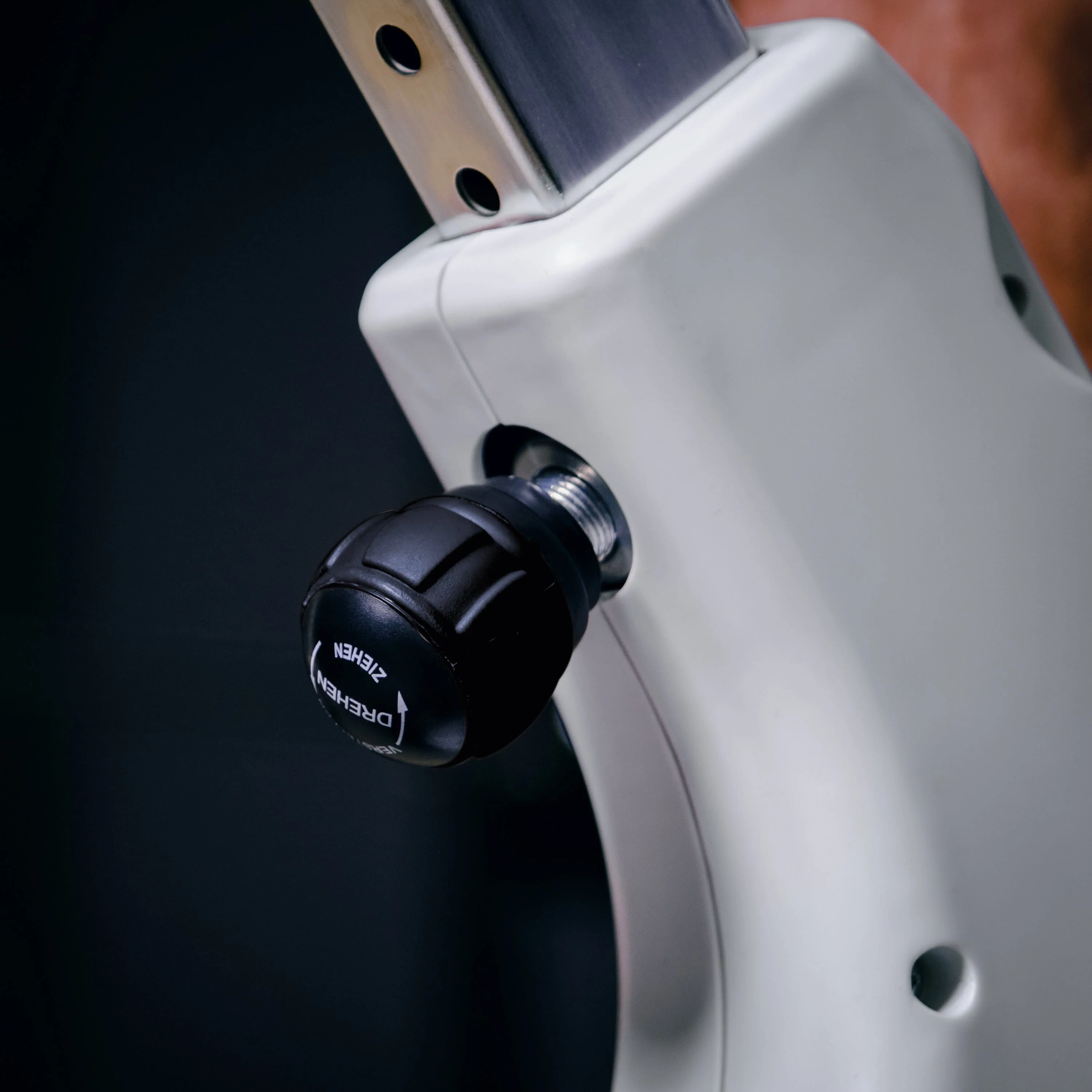 Indoor Cycle Speedbike | Elektromagnetische Wirbelstrombremse | 50 Widerstandsstufen bis 500W | Pedal mit Korb & SPD-Klicksystem | Triathlon-Lenker | Moderner Display | App-kompatibel - Image 7