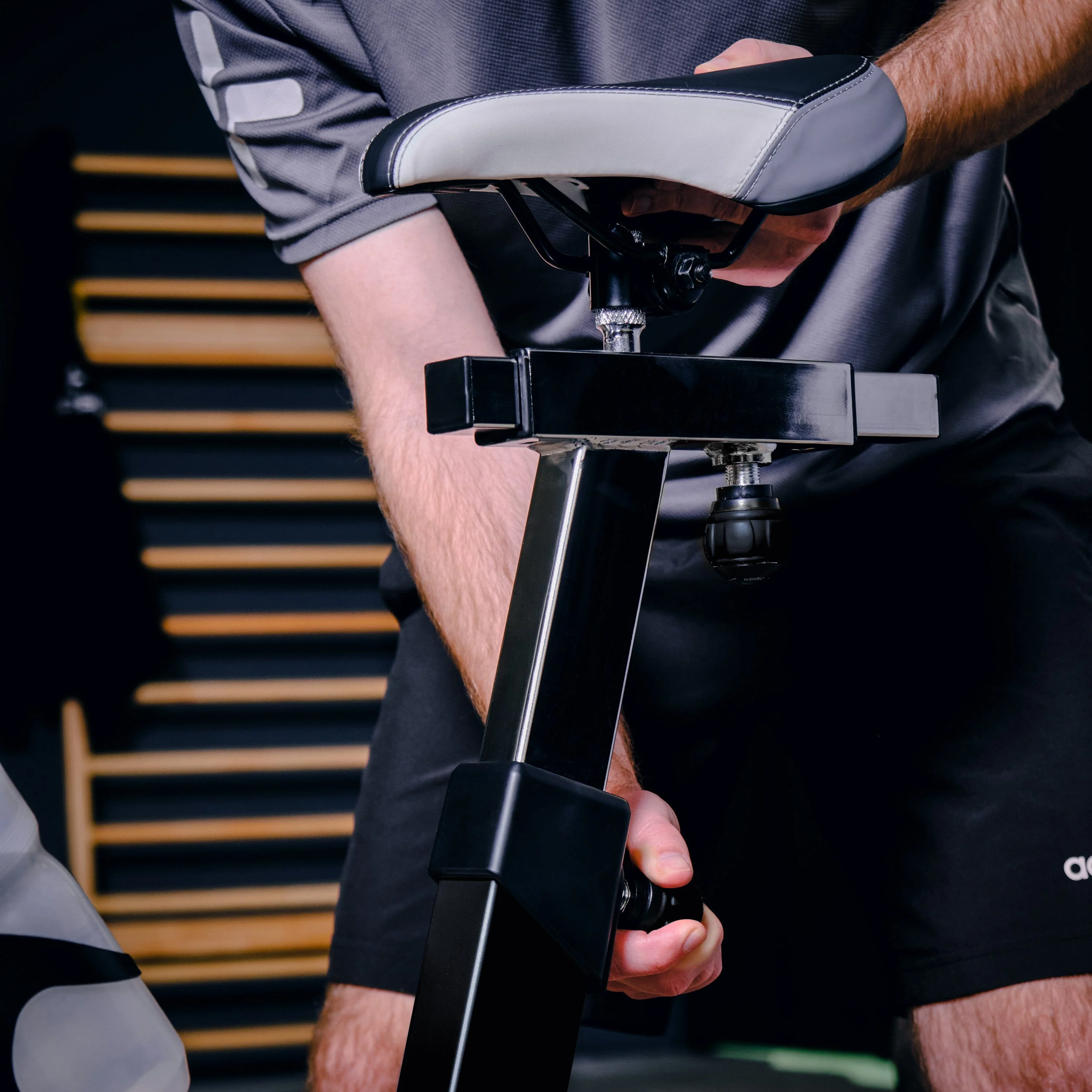 Indoor Cycle Speedbike | Elektromagnetische Wirbelstrombremse | 50 Widerstandsstufen bis 500W | Pedal mit Korb & SPD-Klicksystem | Triathlon-Lenker | Moderner Display | App-kompatibel - Image 9