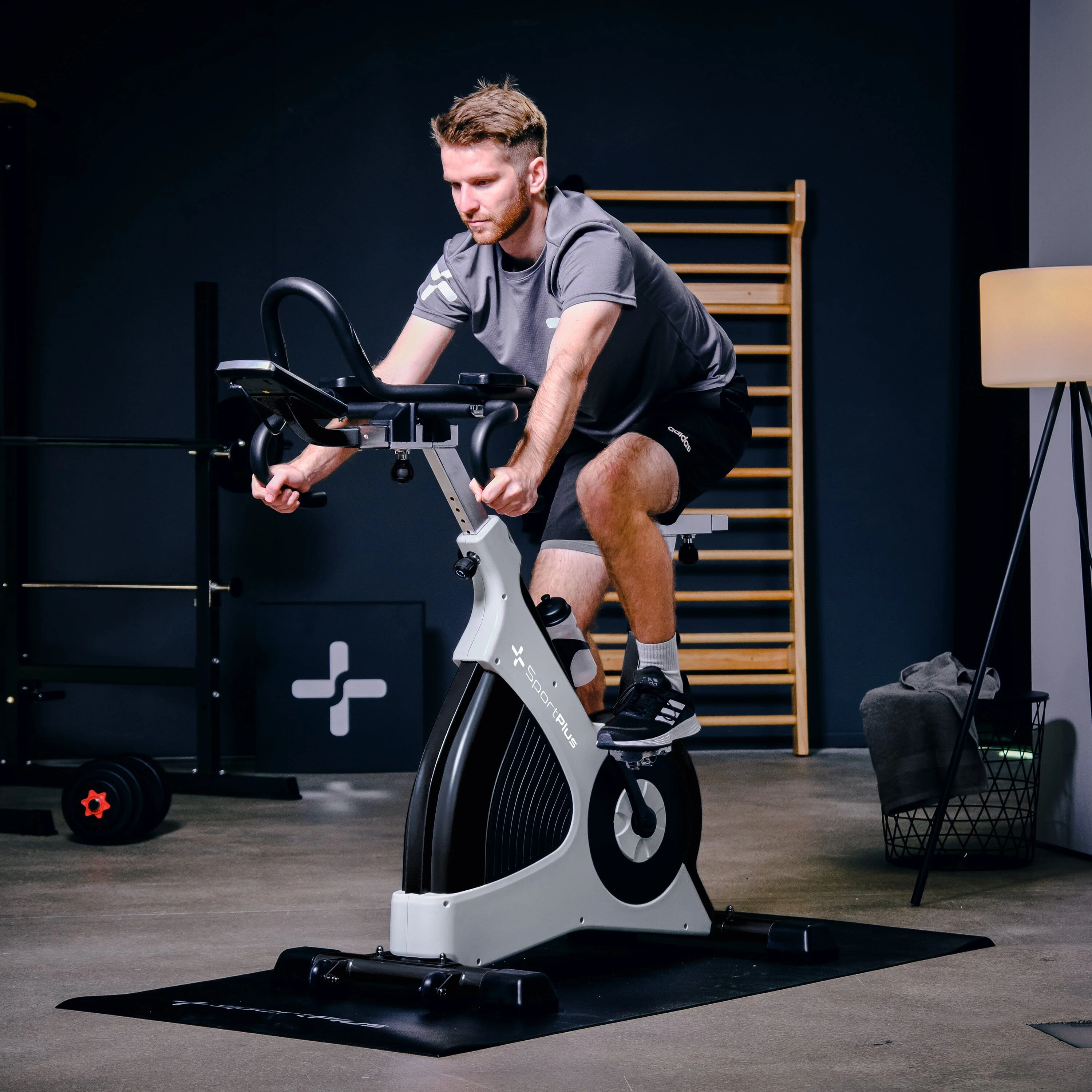 Indoor Cycle Speedbike | Elektromagnetische Wirbelstrombremse | 50 Widerstandsstufen bis 500W | Pedal mit Korb & SPD-Klicksystem | Triathlon-Lenker - Image 12