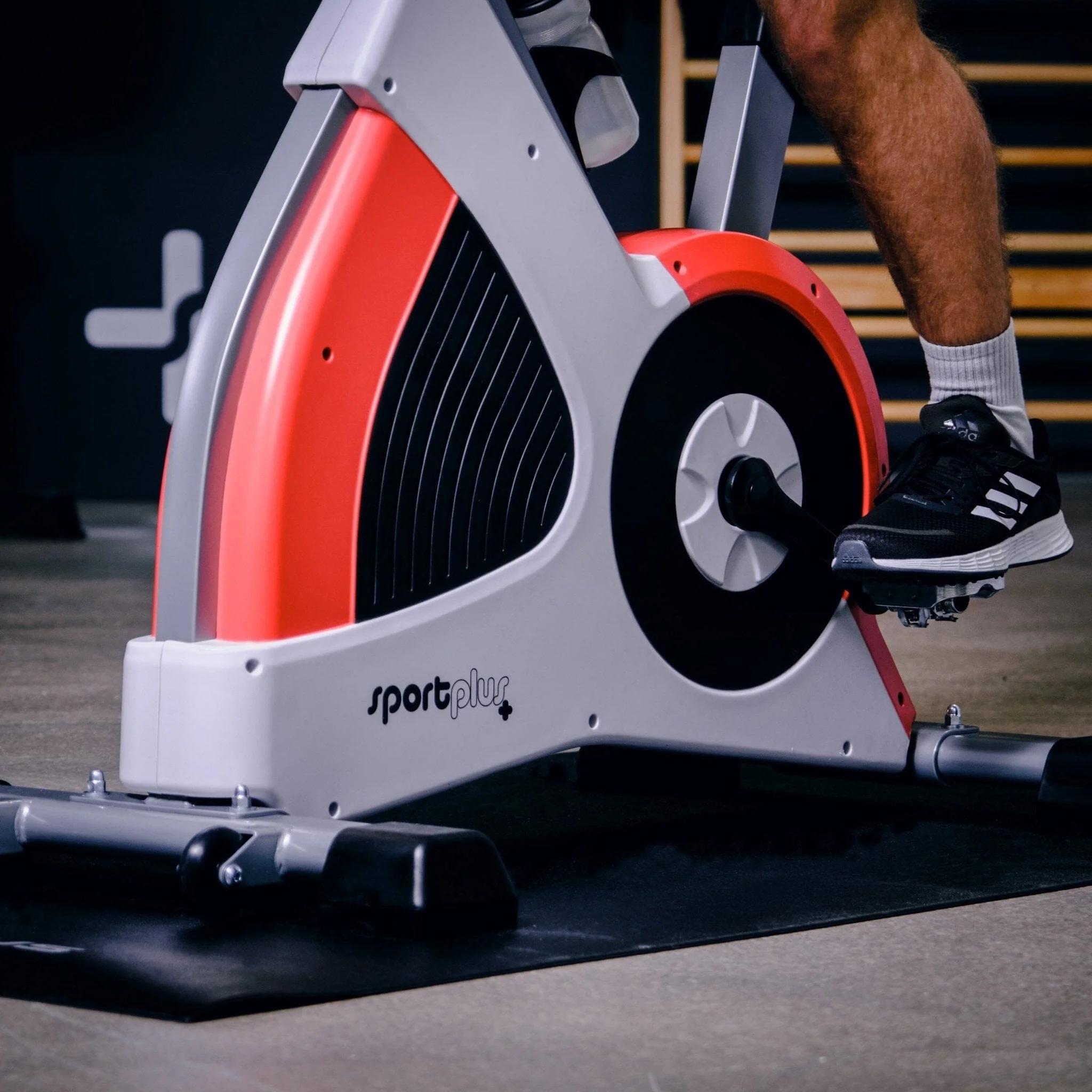 Indoor Cycle Speedbike | Elektromagnetische Wirbelstrombremse | 50 Widerstandsstufen bis 500W | Pedal mit Korb & SPD-Klicksystem | Triathlon-Lenker - Image 4