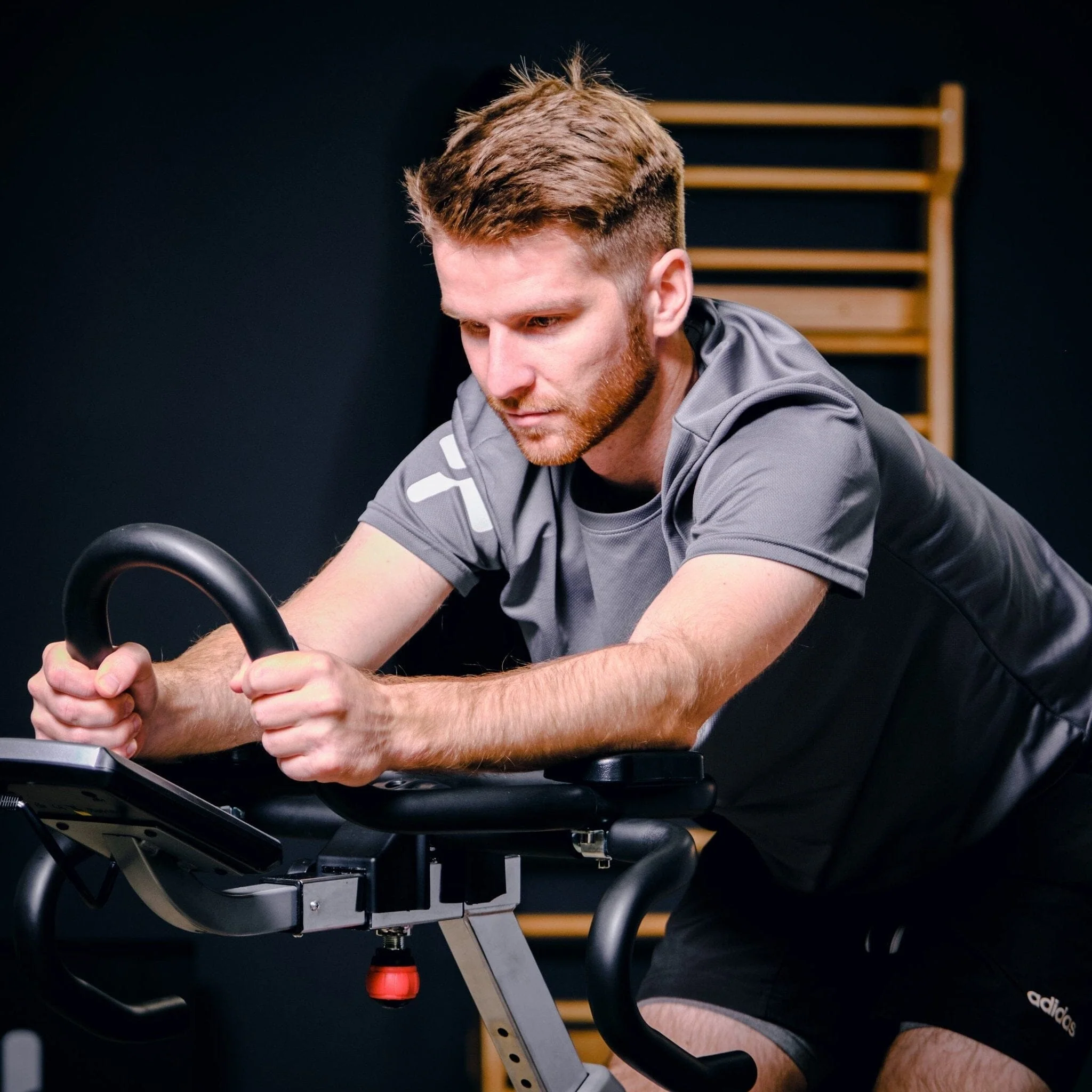 Indoor Cycle Speedbike | Elektromagnetische Wirbelstrombremse | 50 Widerstandsstufen bis 500W | Pedal mit Korb & SPD-Klicksystem | Triathlon-Lenker - Image 5