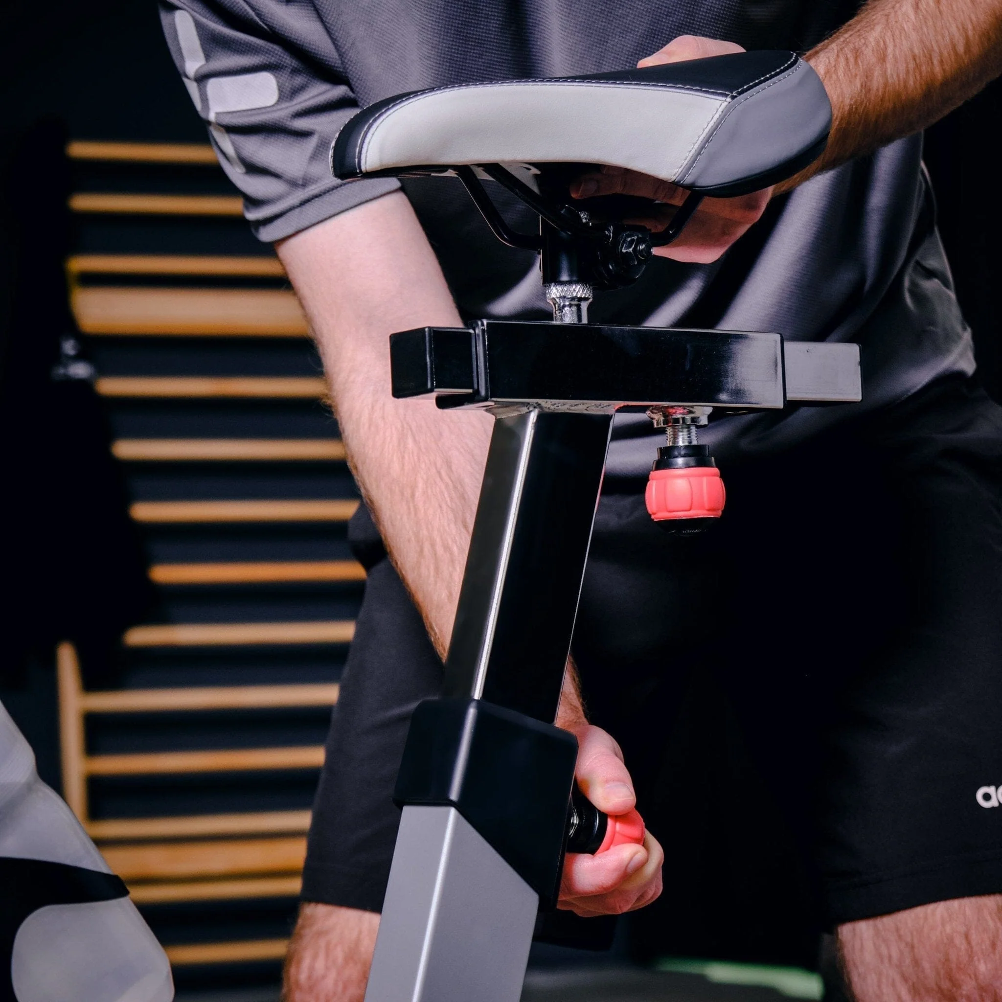 Indoor Cycle Speedbike | Elektromagnetische Wirbelstrombremse | 50 Widerstandsstufen bis 500W | Pedal mit Korb & SPD-Klicksystem | Triathlon-Lenker - Image 8